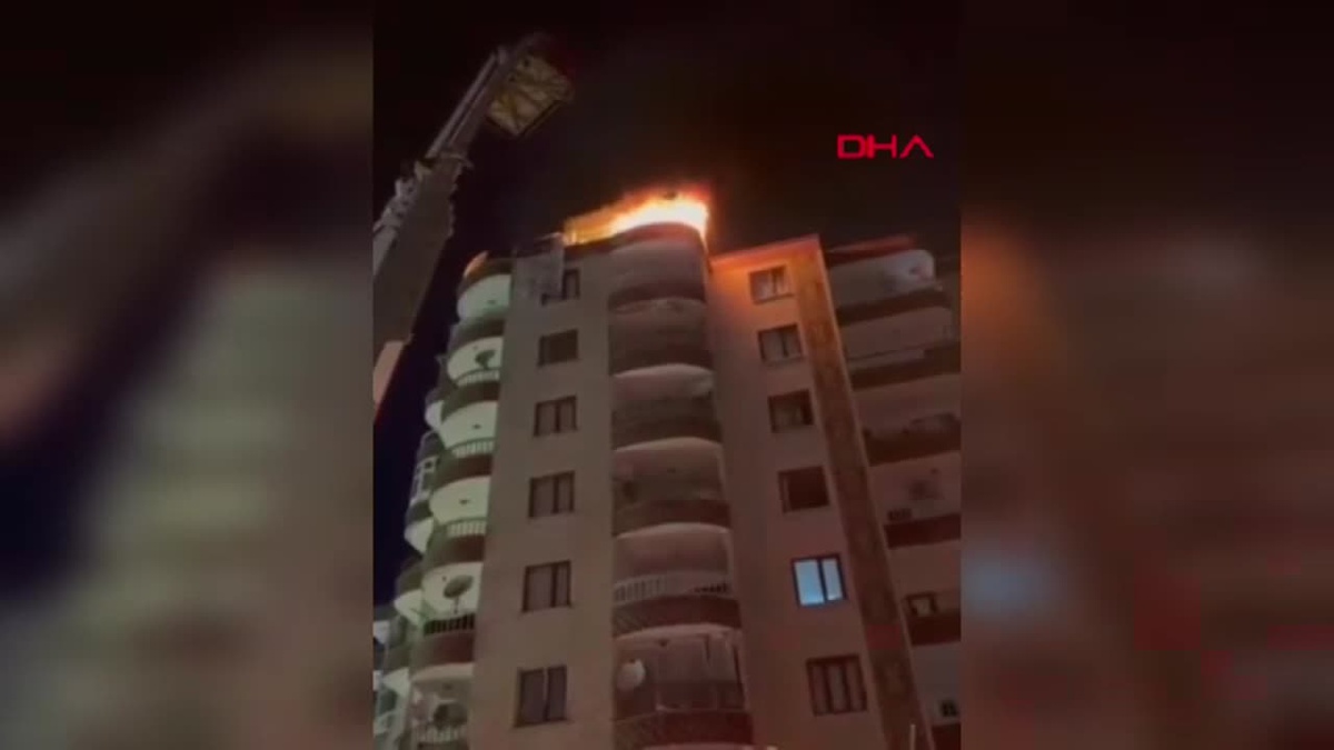 Diyarbakır\'da Terasta Yakılan Mangaldan Çatı Yangını