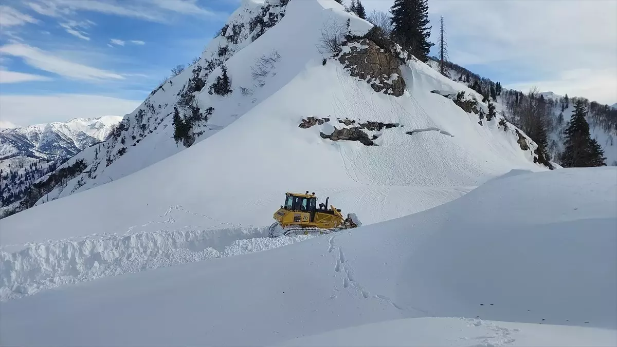 Artvin\'de Kapanan Köylere Ulaşım Yeniden Sağlandı