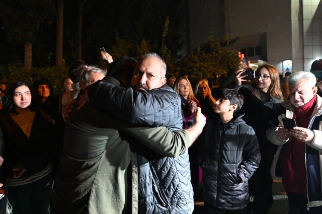 Ferdi Tayfur'un hayranları hastaneye akın etti: Yolda ağlaya ağlaya geldik