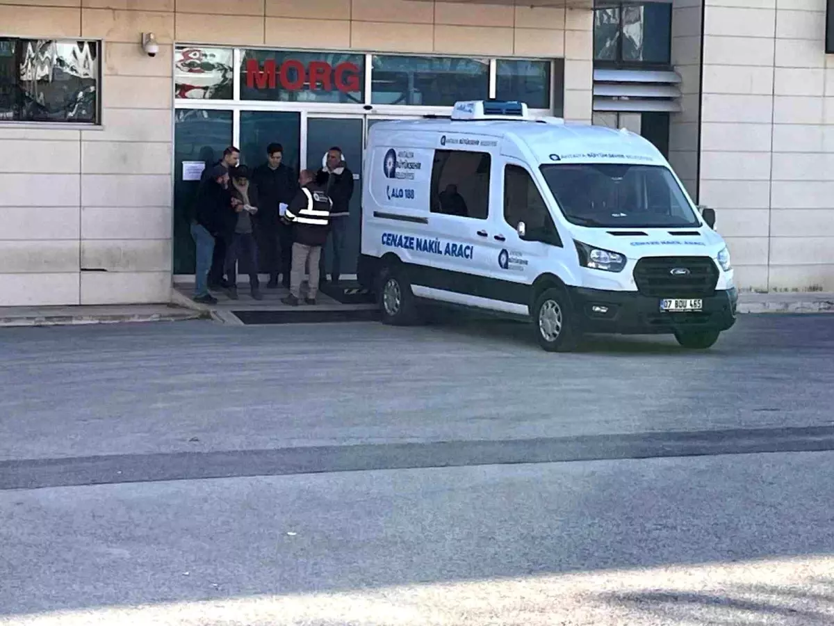 Antalya\'da Otel Çalışanı Bıçaklanarak Öldürüldü