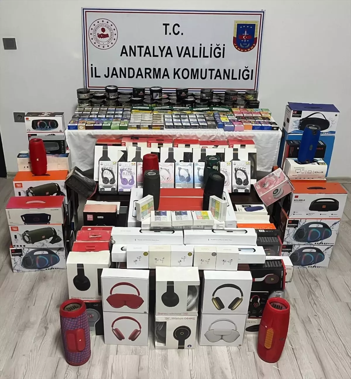 Manavgat\'ta Kaçak Tütün ve Elektronik Eşya Operasyonu