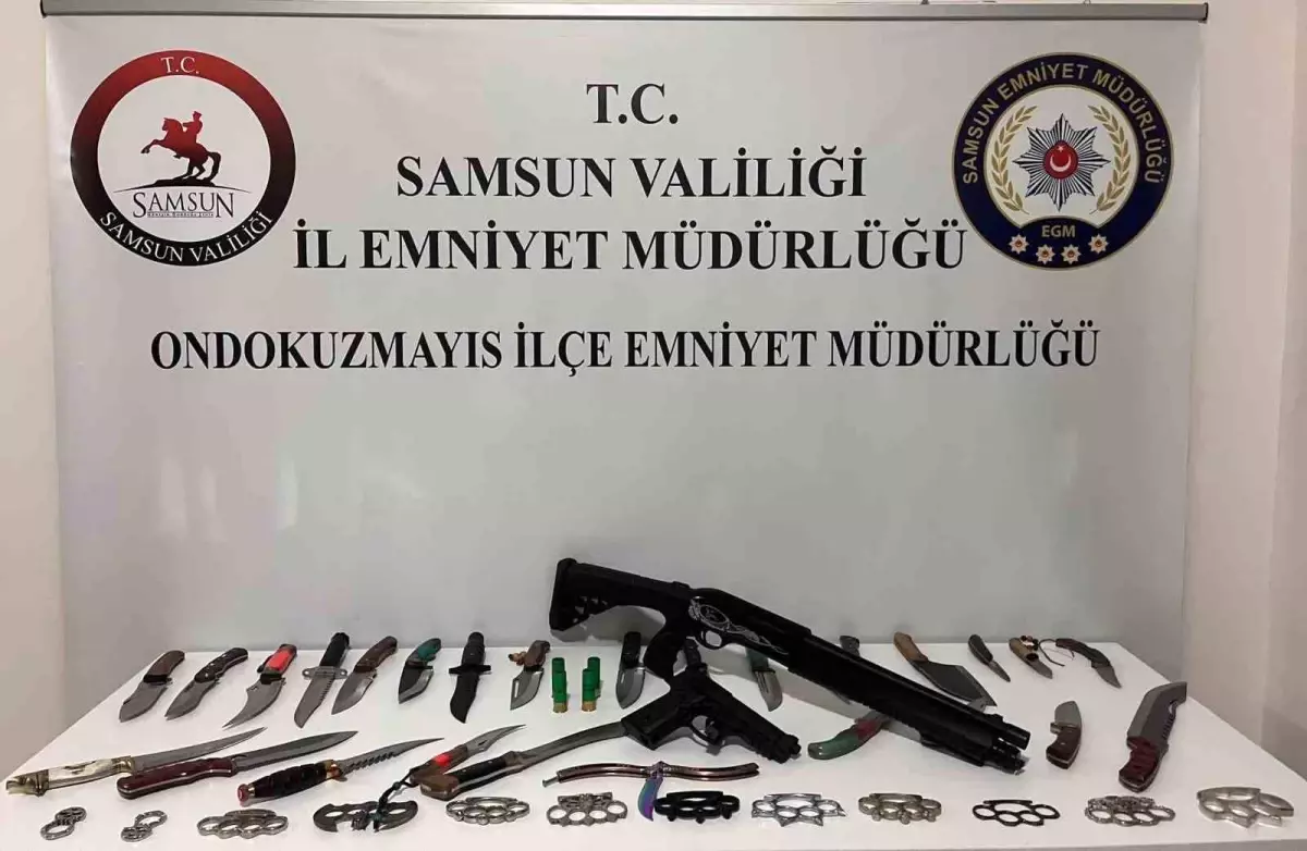 Samsun\'da Eve Yapılan Baskında Silah ve Bıçaklar Ele Geçirildi