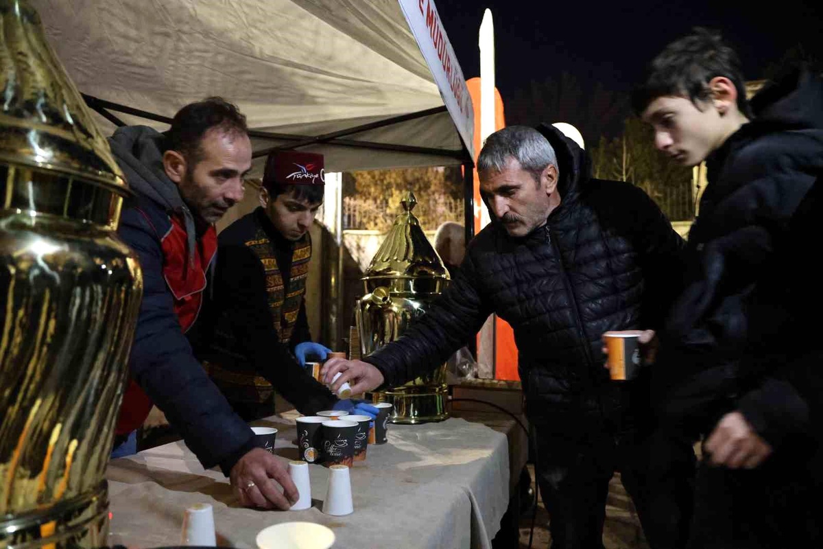 Sivas\'ta Regaip Kandili\'nde Salep İkramı