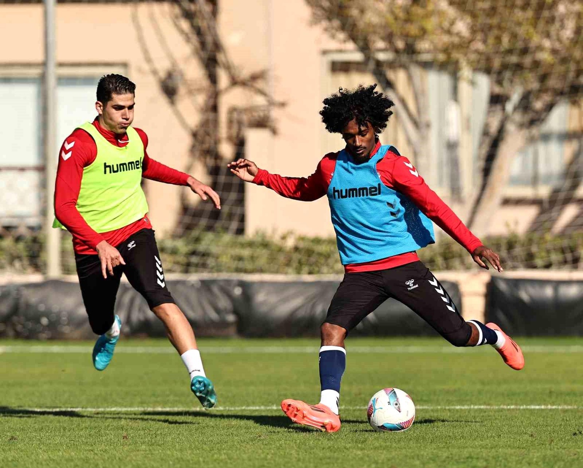 Sivasspor Antalya Kampında Antrenman Yaptı