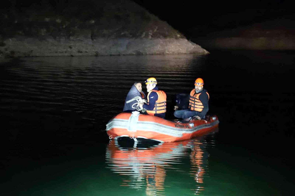 Adıyaman\'da Balıkçı Teknesi Battı