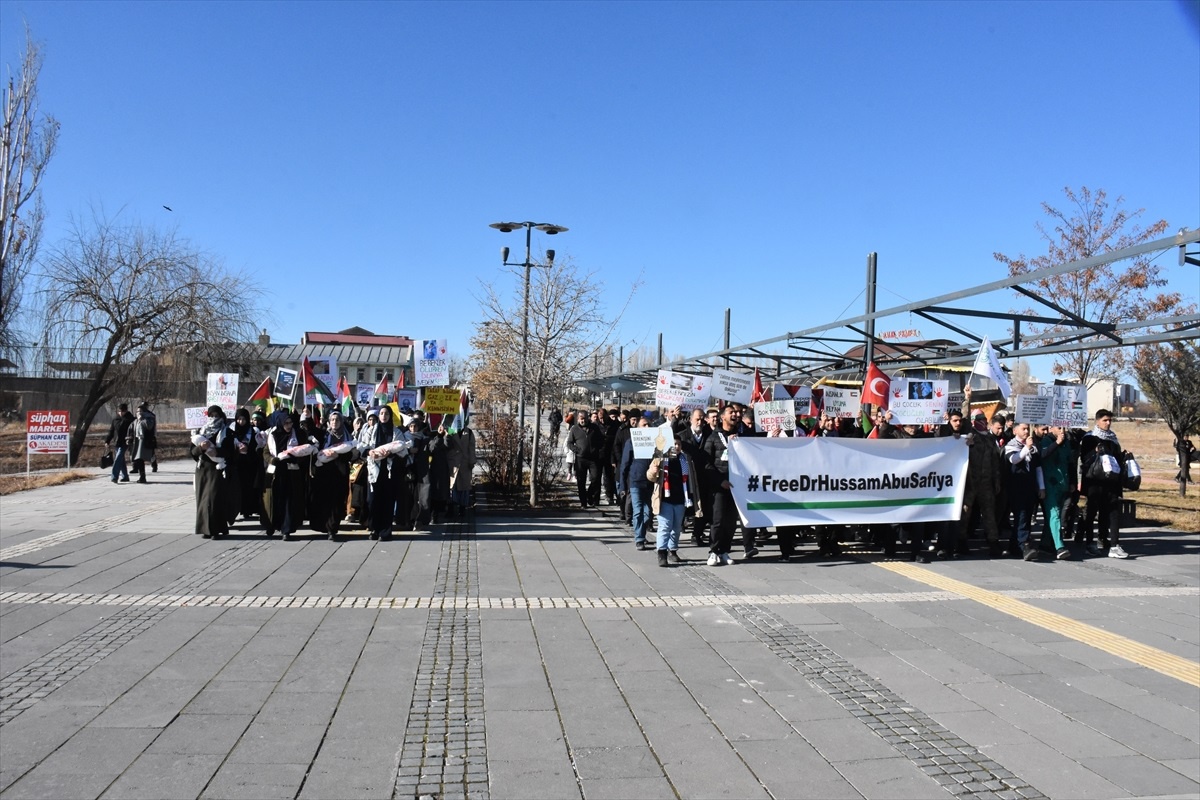 Van\'da sağlık çalışanları, akademisyenler ve öğrenciler Filistin için yürüdü