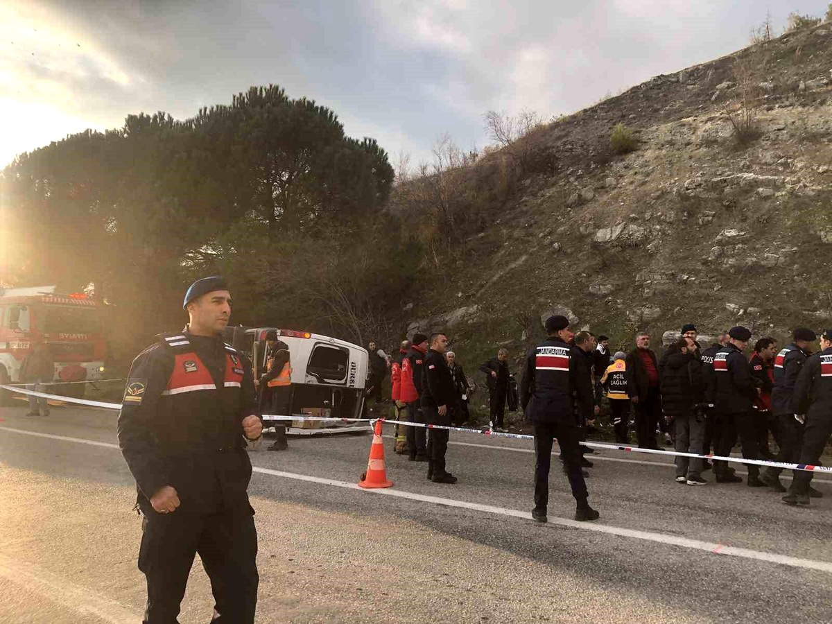 Balıkesir\'de Kaza: 2 Ölü, 10 Yaralı