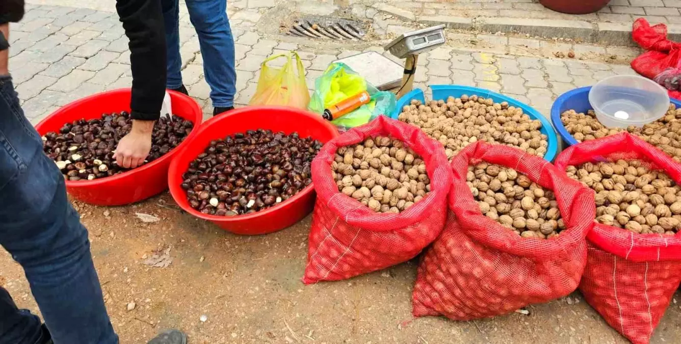 Bandırma\'da Seyyar Satıcıdan Saç Spreyli Kestane Satışı