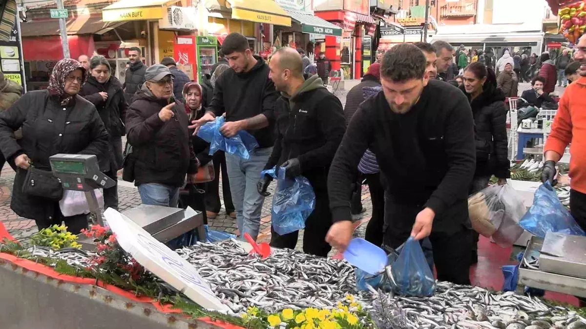 Fiyatını gören kuyruğa girdi! Poşet poşet aldılar