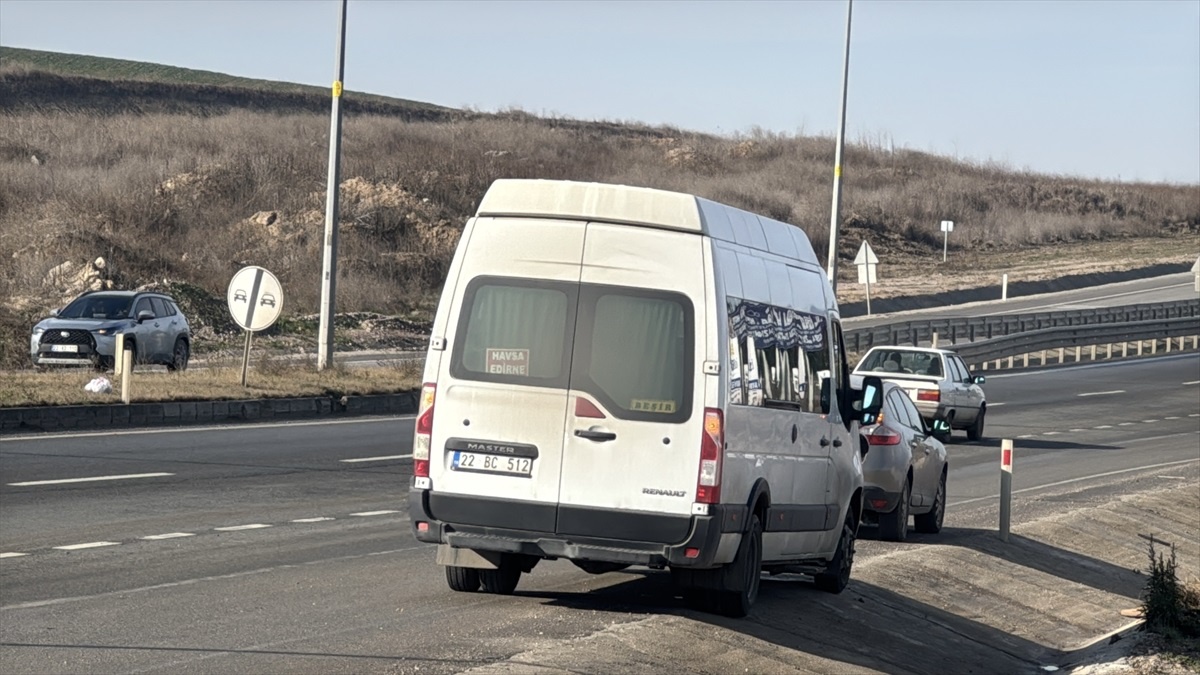 Edirne\'de Minibüs ve Otomobil Çarpıştı