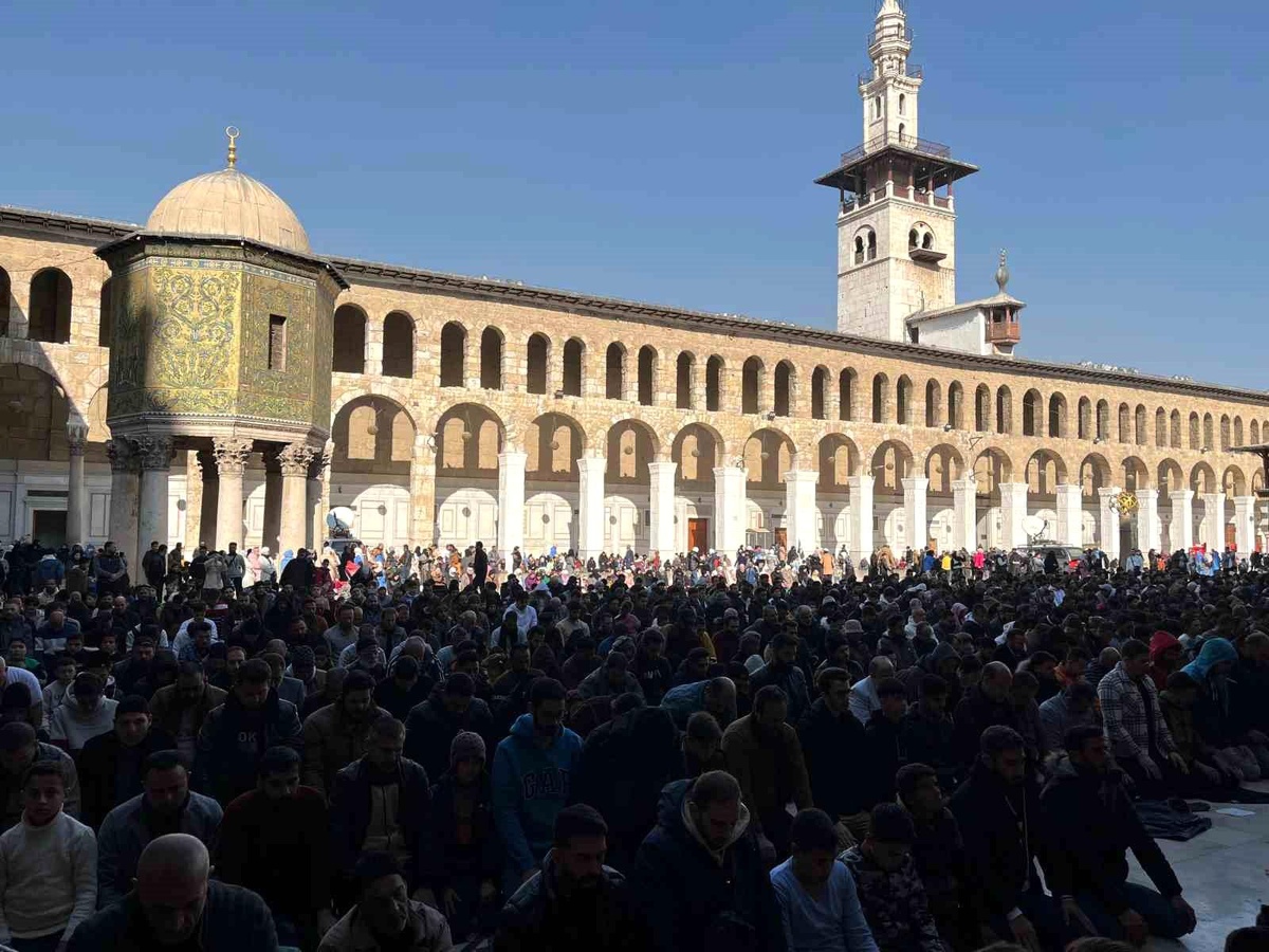 Şam\'da Cuma Namazı ve Özgürlük Kutlaması