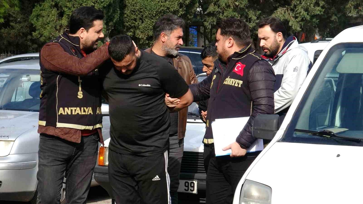 Antalya\'da Kaza Sonrası Bıçaklama: 4 Tutuklama