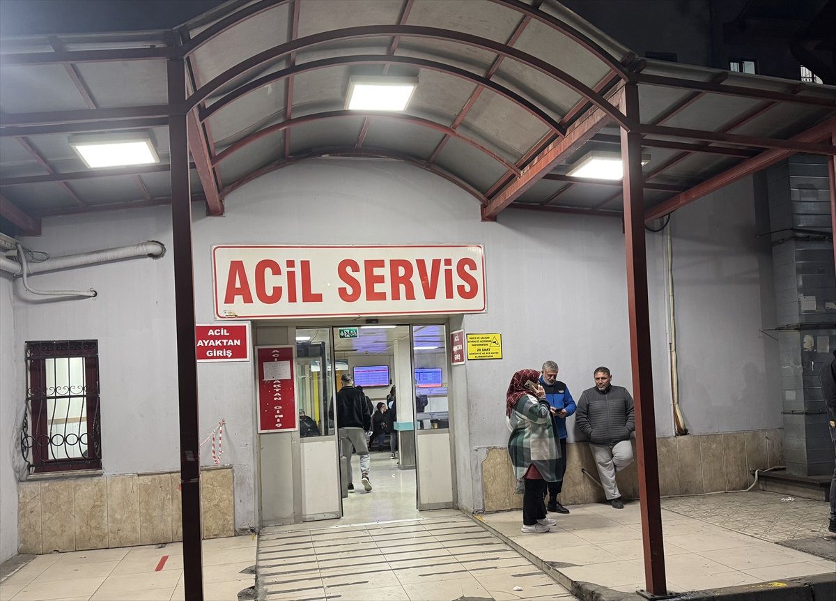 İzmir\'de Silahlı Kavga: Genç Ağır Yaralandı