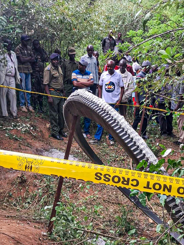 Kenya'da bir köye devasa bir uzay enkazı düştü