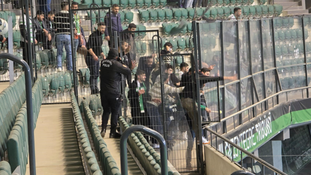 Kocaelispor-Iğdır FK maçında olay çıktı: Bir polis memuru yaralandı, 7 kişi gözaltına aldı