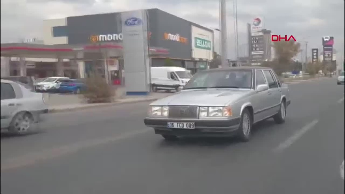 MHP Genel Başkanı Bahçeli, klasik otomobilinde Ferdi Tayfur şarkısı dinleyip Ankara sokaklarını gezdi
