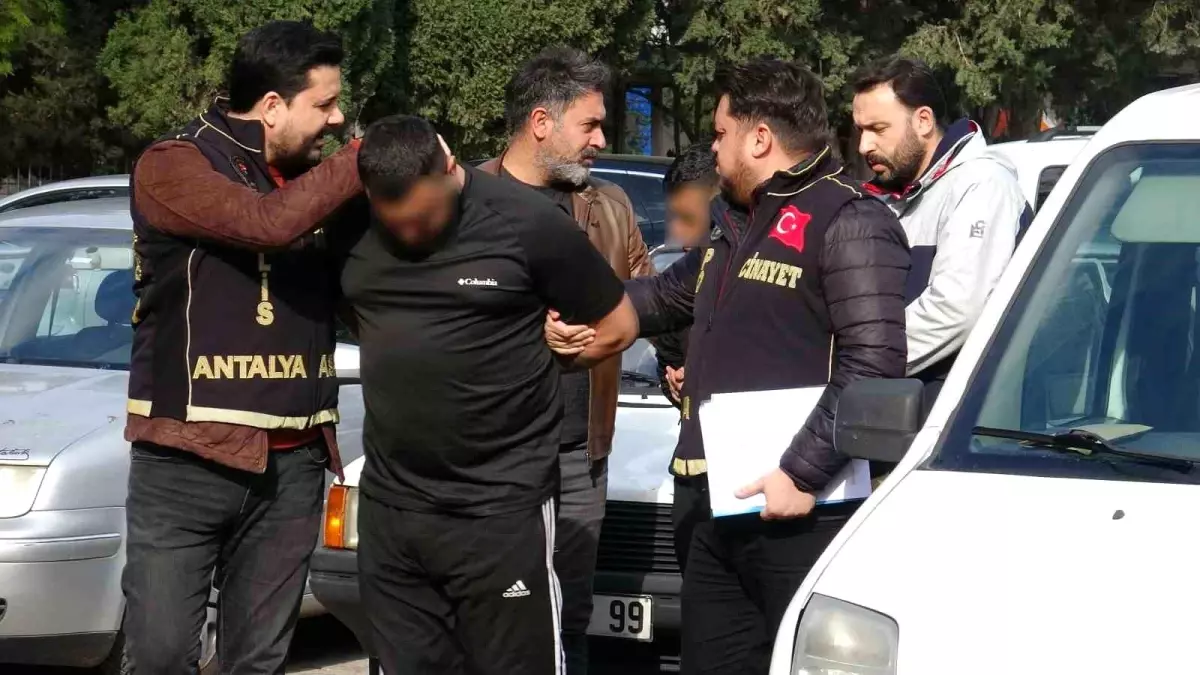 Antalya\'da Bıçaklama Olayı: 1 Ölü, 4 Şüpheli Adliyeye Sevk Edildi