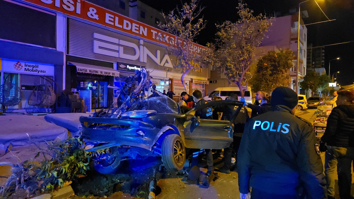 Adana\'da Kontrolden Çıkan Otomobil Ağaçlara Çarptı: 2 Yaralı