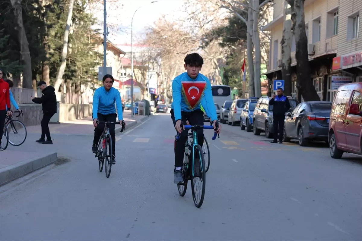 Bisikletçiler Türk Bayrağı ile Yola Çıktı