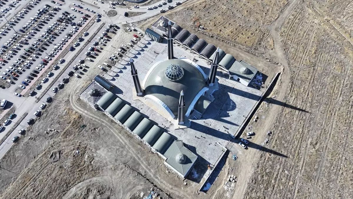 Van\'da Tıbbiye Cami İlk Cuma Namazına Açıldı