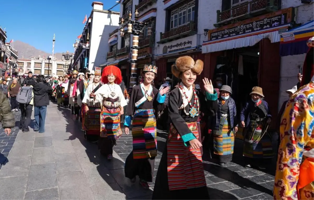 Tibet Kostümleriyle Geçit Töreni