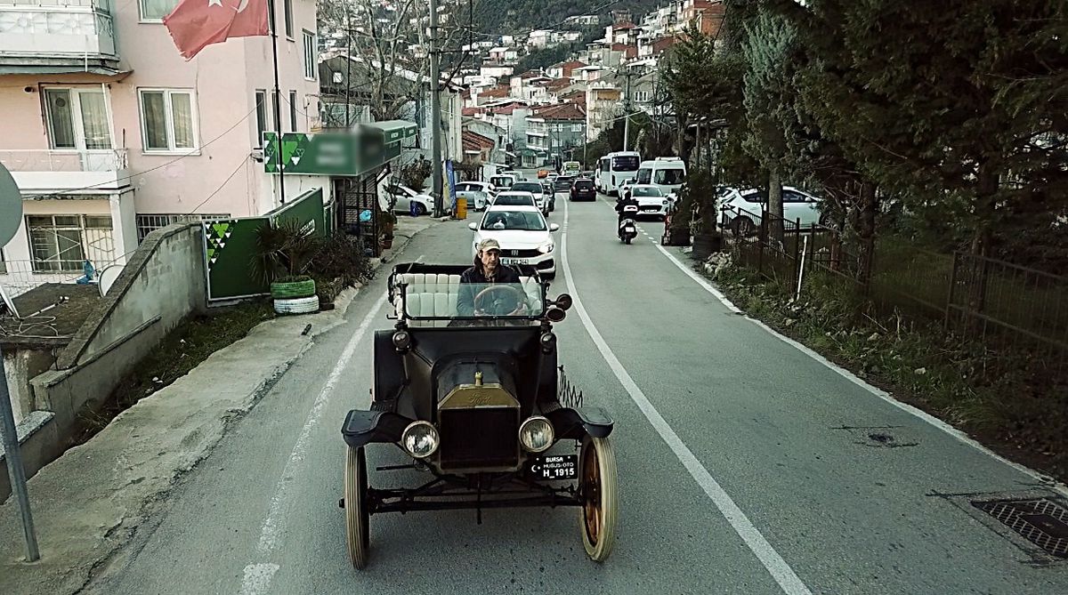 Bursa\'da Antika Otomobil Tutkunu Şehirde Tur Atıyor
