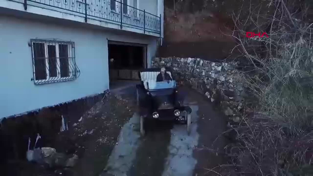 Bursa\'da Antika Otomobil Tutkunu Şehir Turu Atıyor