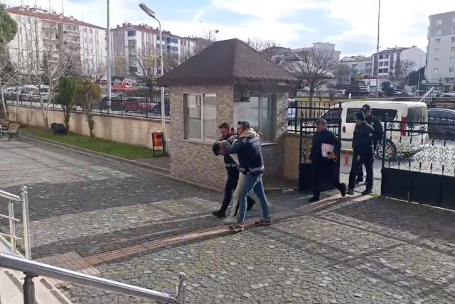 Arkadaşını bıçaklayan genç, önce yardım etti sonra hırkasını alıp kaçtı Arkadaşını bıçaklayan genç, önce yardım etti sonra hırkasını alıp kaçtı