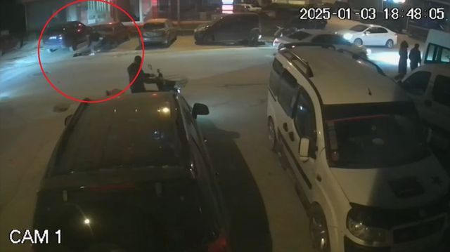 Arkadaşını bıçaklayan genç, önce yardım etti sonra hırkasını alıp kaçtı Arkadaşını bıçaklayan genç, önce yardım etti sonra hırkasını alıp kaçtı