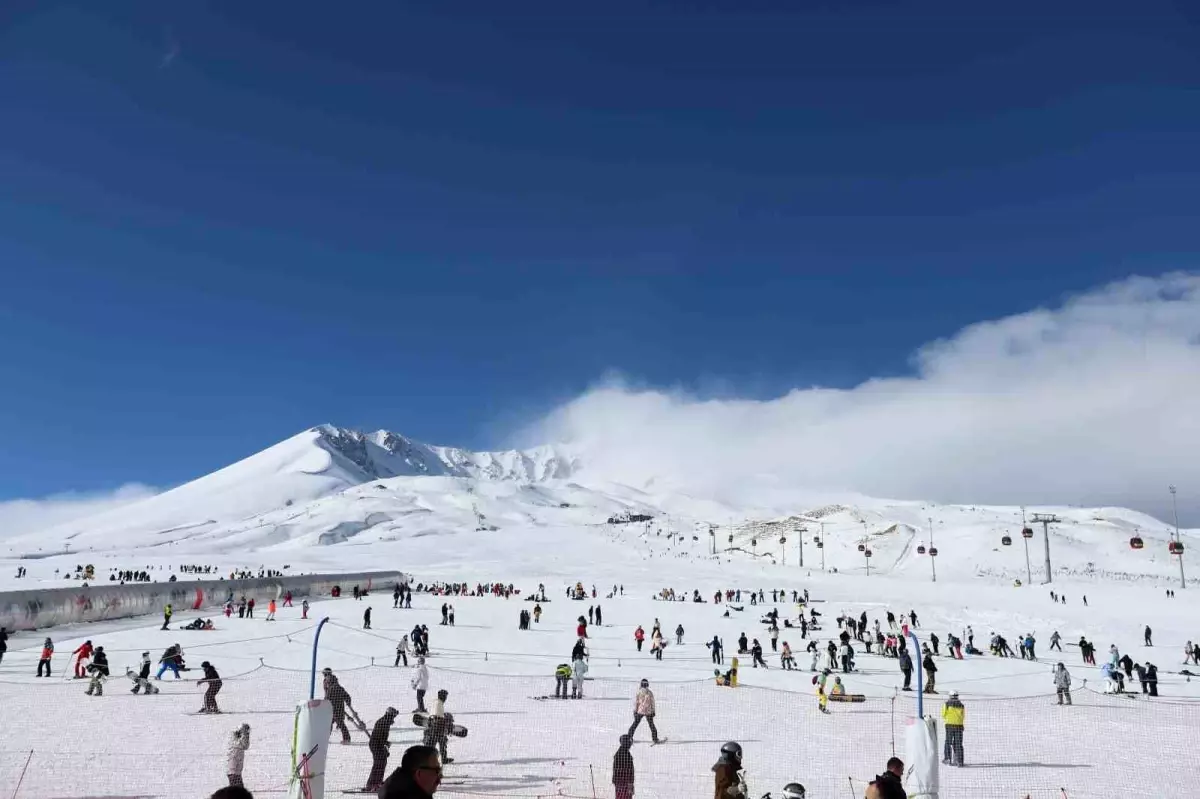 Erciyes Kayak Merkezi\'nde Sezon Başladı, 3 Milyon Ziyaretçi Bekleniyor