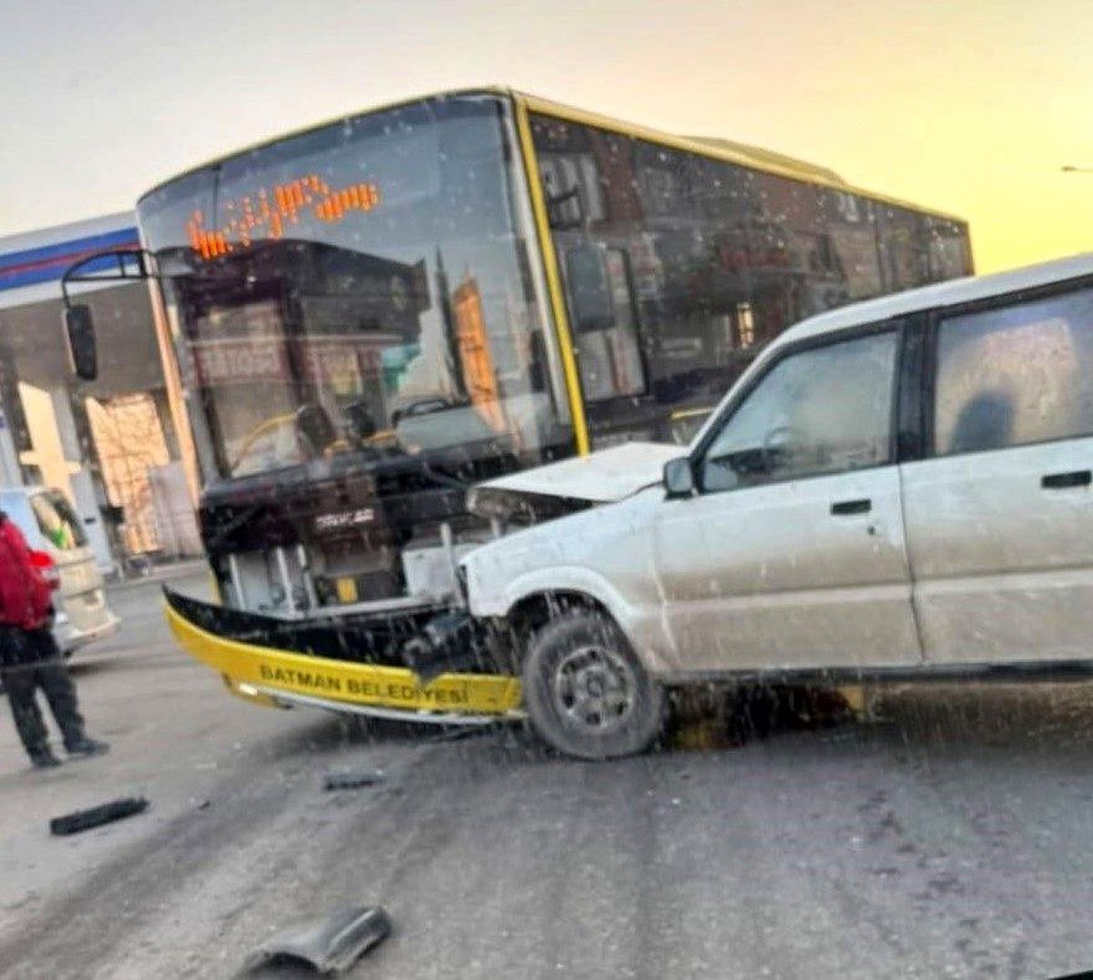 Batman\'da Otobüs ile Hafif Ticari Araç Çarpıştı, Bir Yaralı