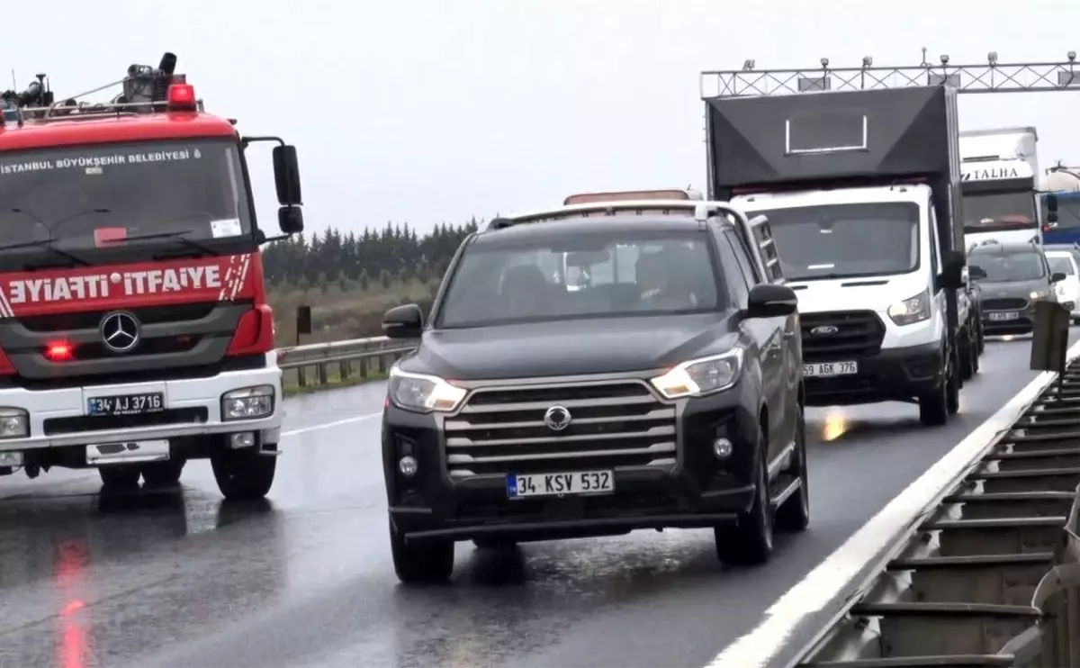 Büyükçekmece\'de Midibüs Yangını Trafiği Aksattı