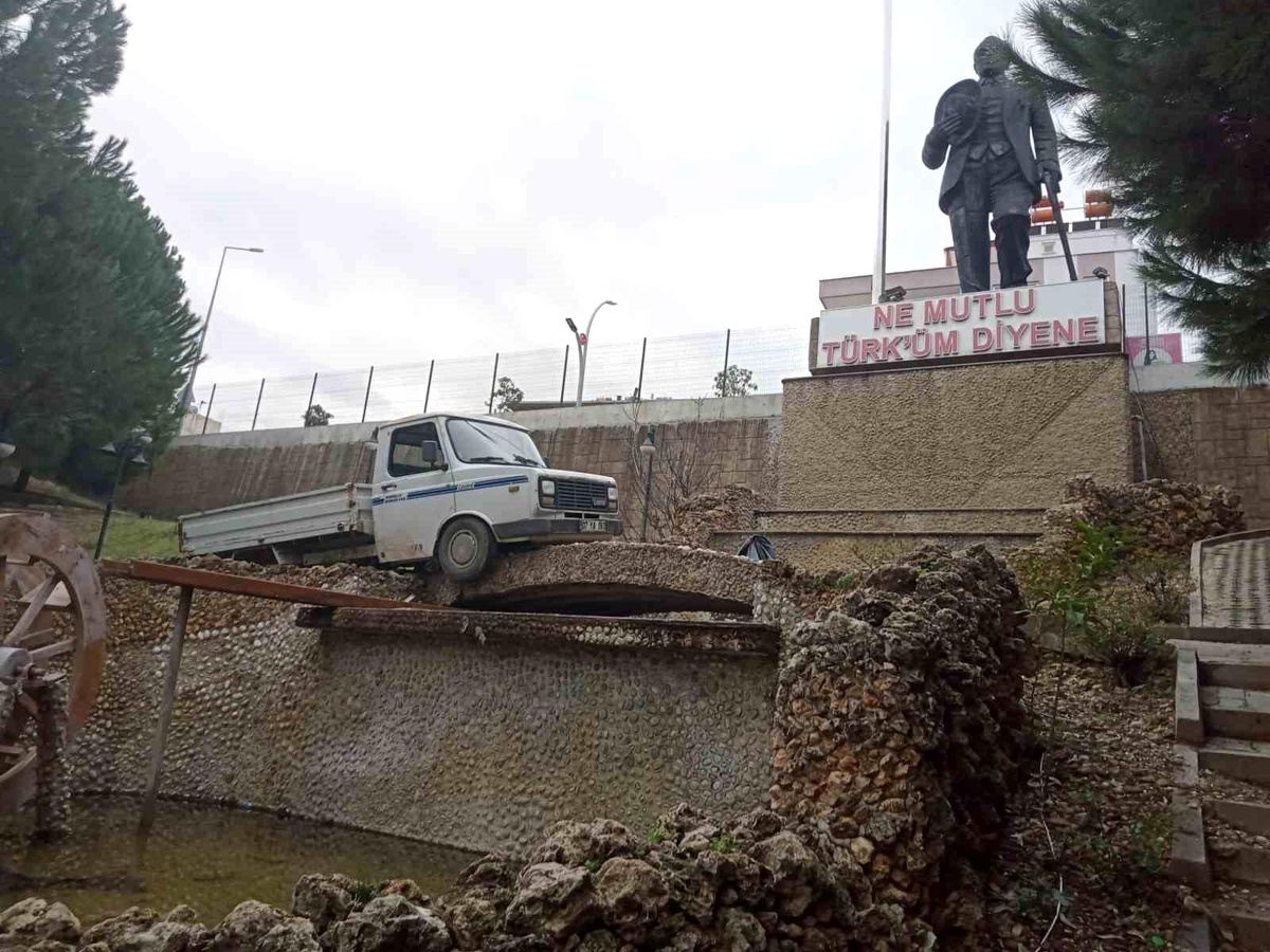 Antalya\'da Çalıntı Kamyonet Süs Havuzunda Bulundu