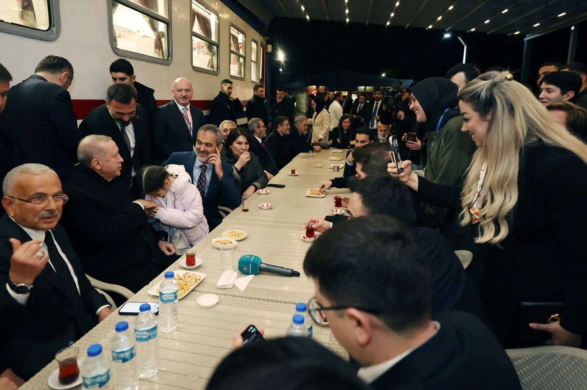 Cumhurbaşkanı Erdoğan, Ordu\'da vatandaşlarla sohbet etti, çay içti