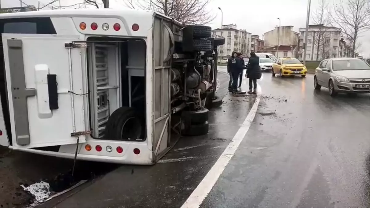 Esenyurt\'ta Midibüs Devrildi: Bir Kadın Yaralandı