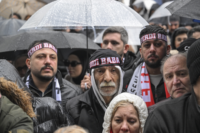 Ferdi Tayfur'un tabutunun başında küfürlü kavga