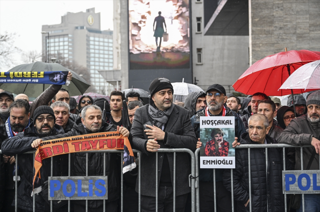 Ferdi Tayfur'un tabutunun başında küfürlü kavga