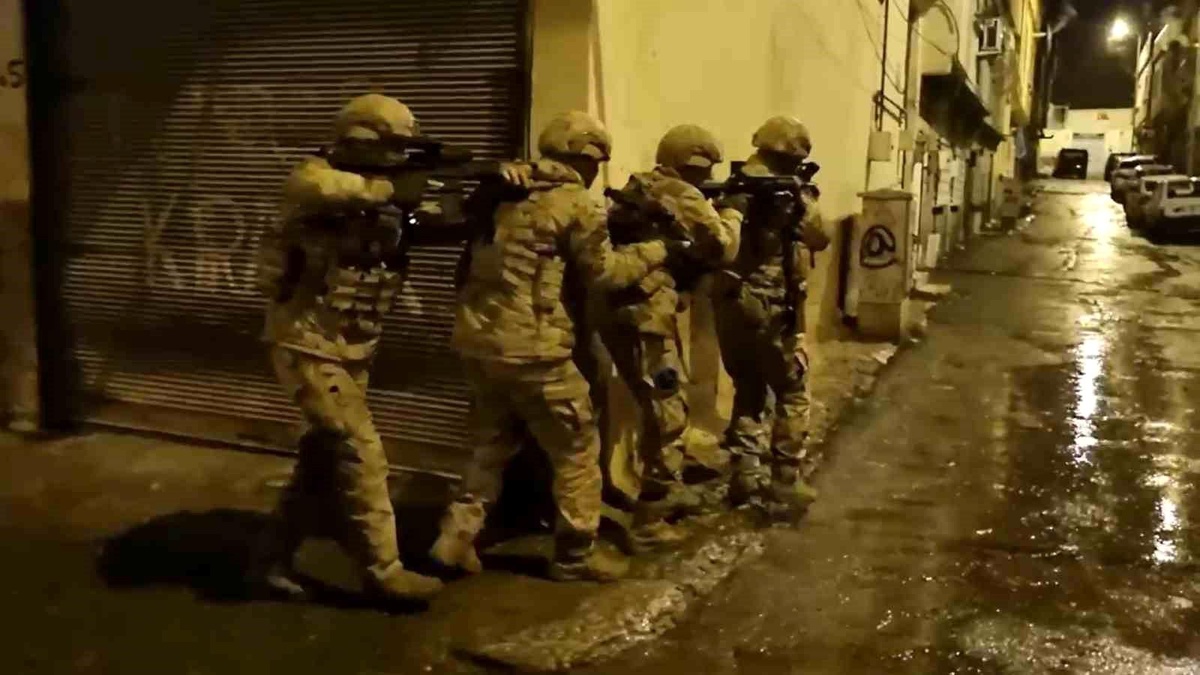 Gaziantep\'te Terör Örgütü İşbirlikçilerine Şafak Operasyonu: 5 Gözaltı