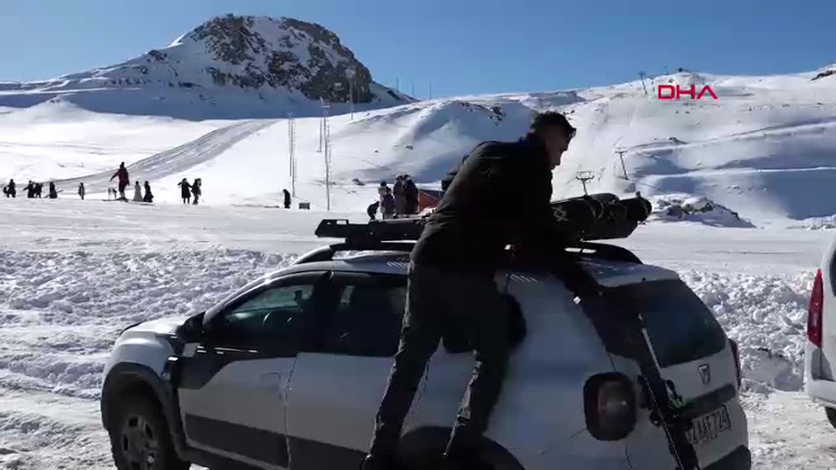 Hakkari\'de Gençlere Kayak Eğitimi Veriliyor