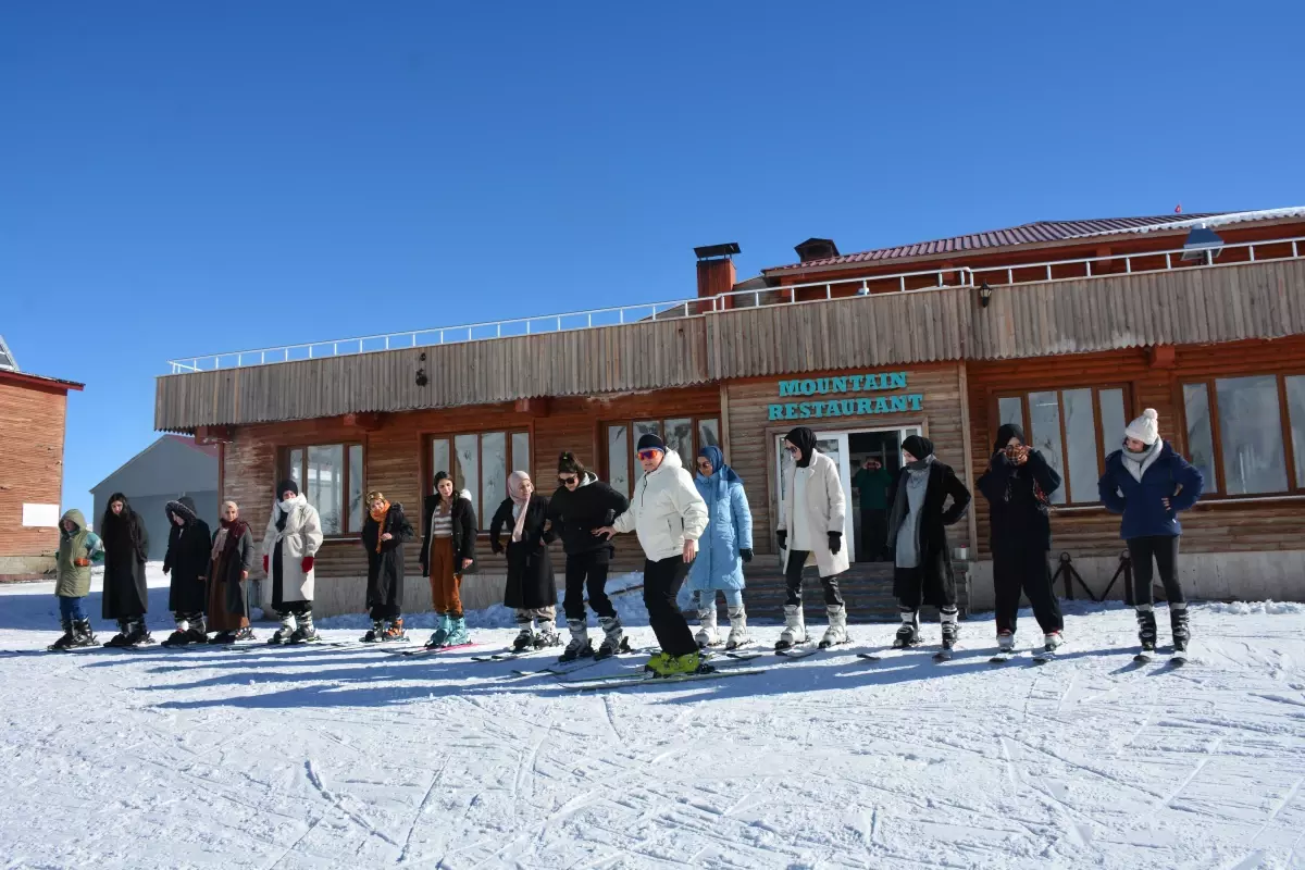 Hakkari\'de Kayak Eğitimi Alan Öğrenciler Kış Sporlarına Adım Atıyor