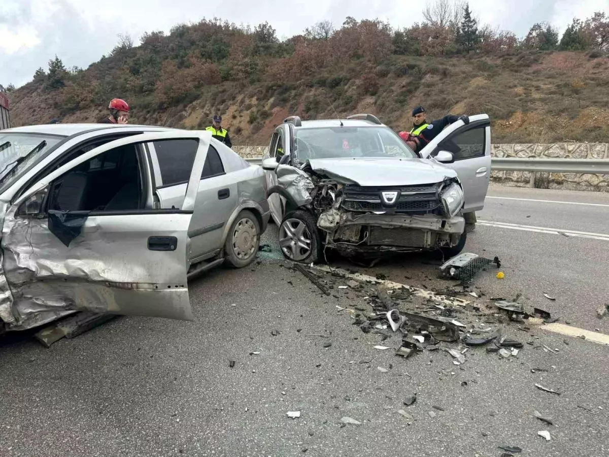 İznik\'te Kafa Kafaya Trafik Kazası