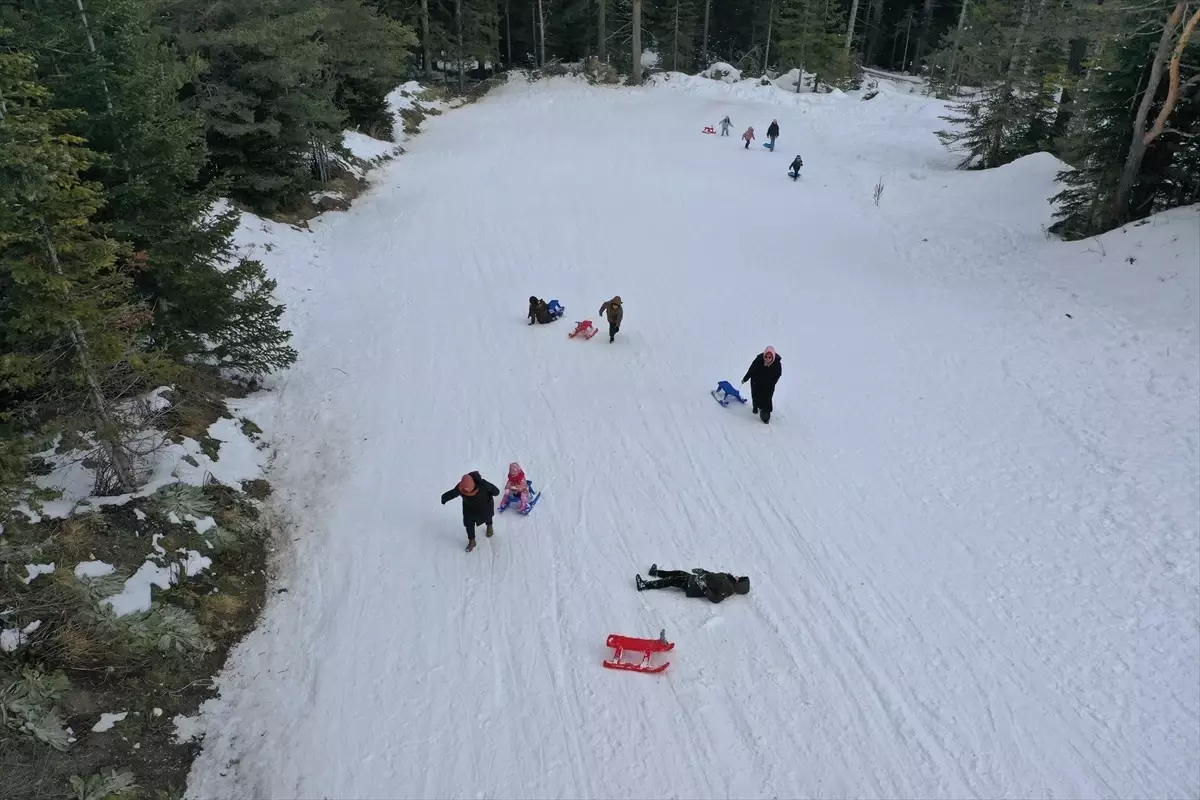 Ilgaz Dağı\'nda Kayak Yoğunluğu