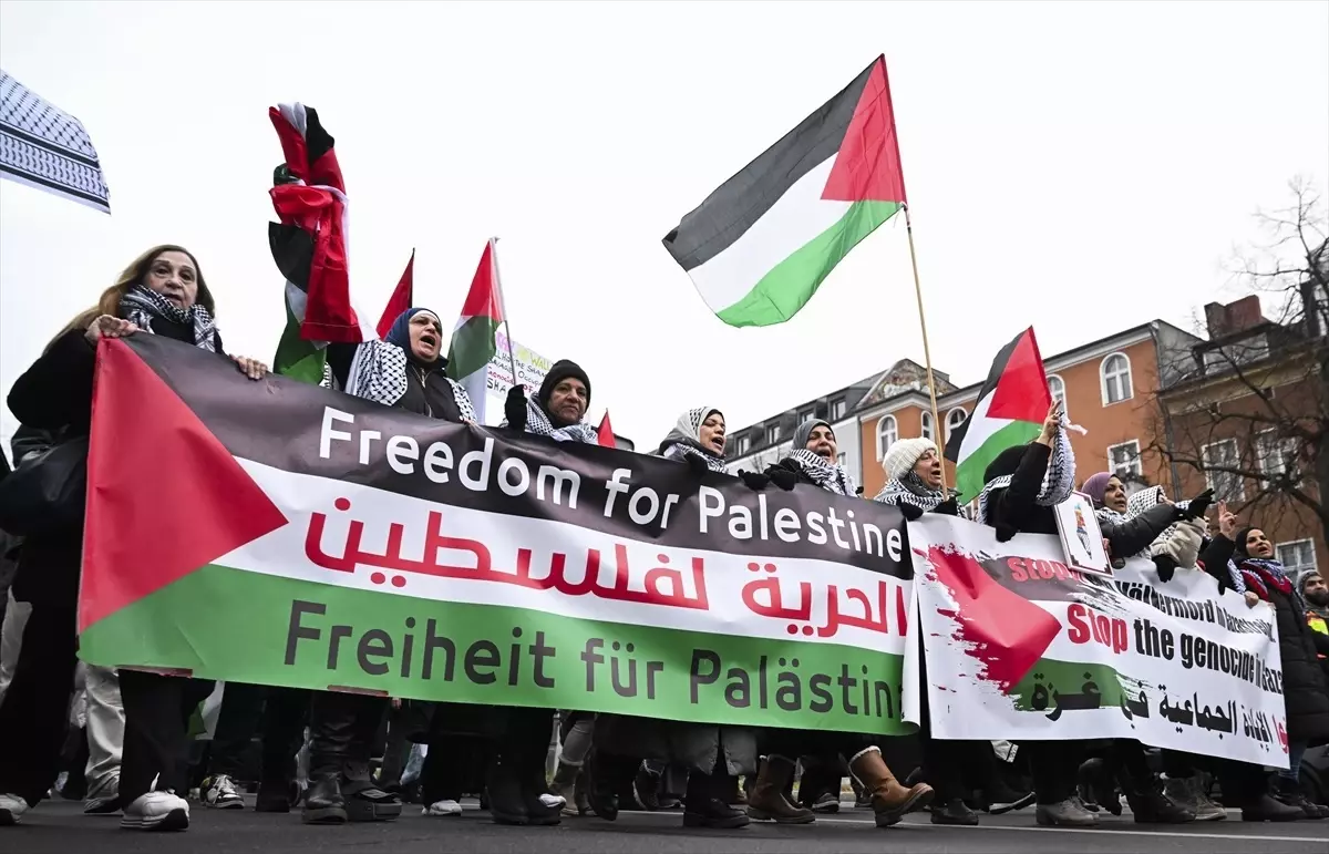 Berlin\'de Filistin İçin Protesto Yürüyüşü