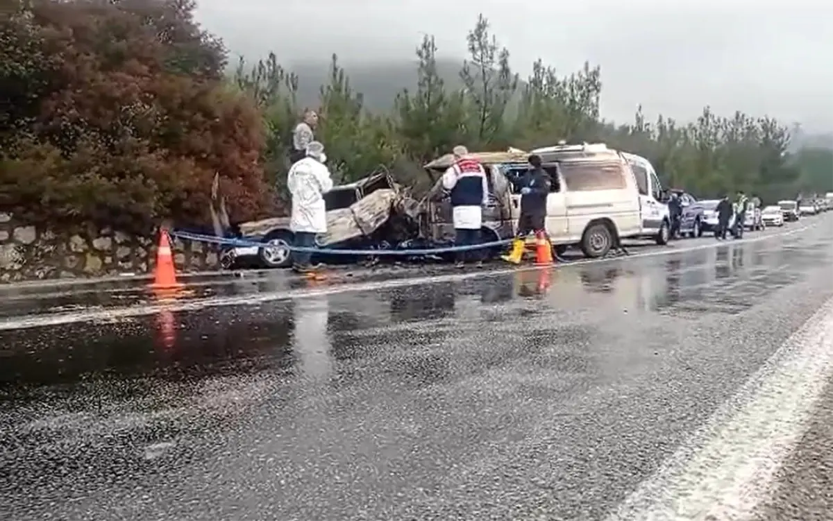 İzmir\'de Trafik Kazası: 1 Ölü, 3 Yaralı