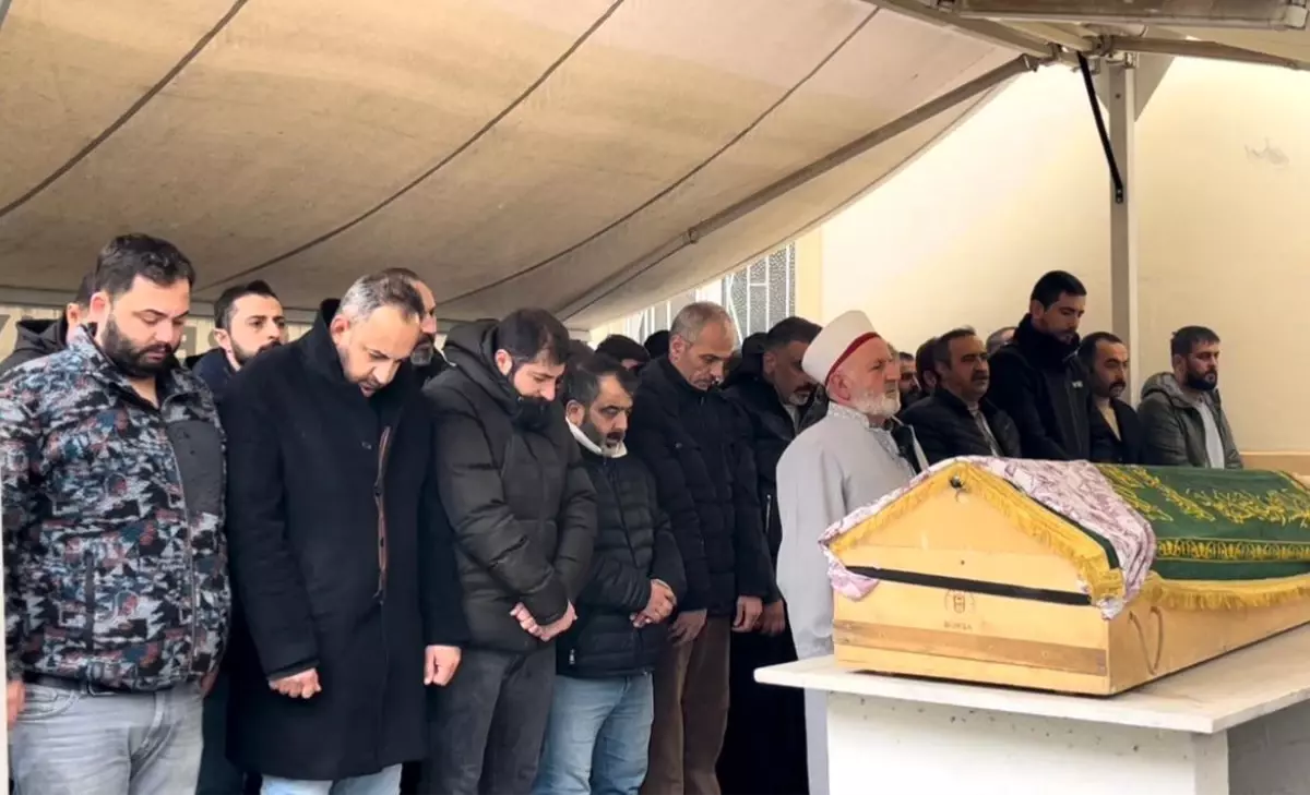 Bursa\'da Kıskançlık Cinayeti: Fatma Elif Kutlu Toprağa Verildi