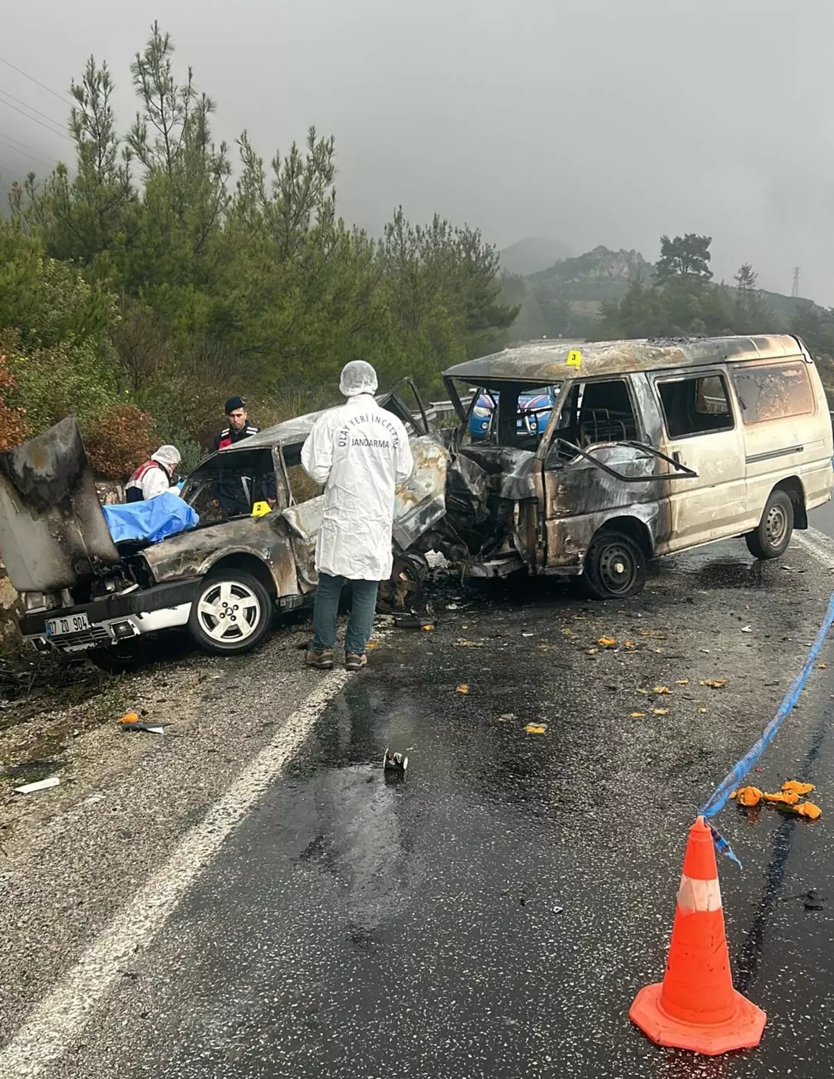 İzmir\'de Minibüs ile Çarpışan Otomobil Alev Aldı: 1 Ölü, 3 Yaralı