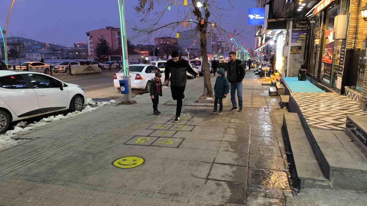Muş\'ta Kaldırıma Çizilen Seksek Oyunu Neşe Getirdi