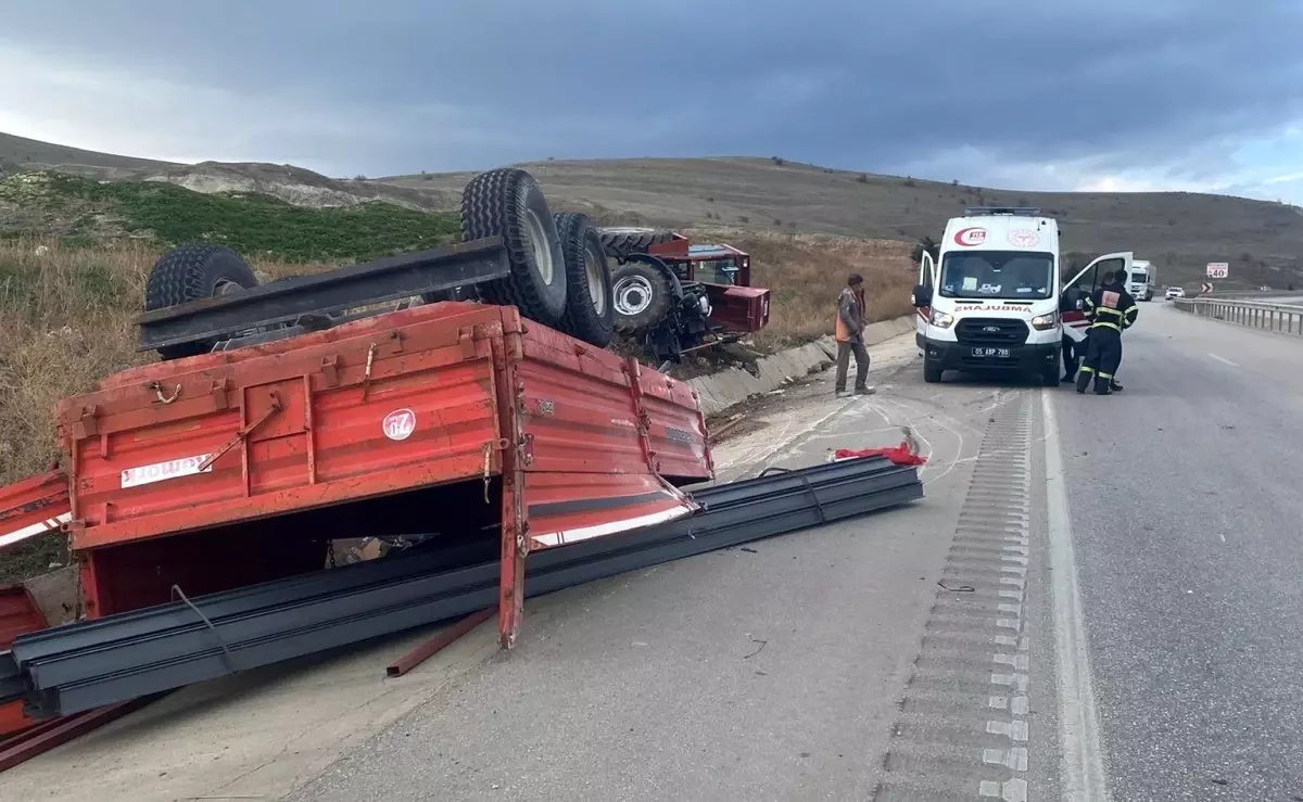 Traktör Şarampole Devrildi, Sürücü Yaralı