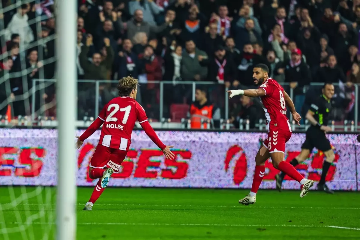 Samsunspor, Trabzonspor\'u 2-1 Yenerek Kendi Sahasında Öne Geçti