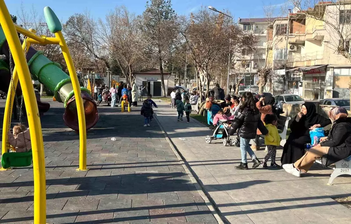 Adıyaman\'da Güneşli Hava Kalabalık Yarattı